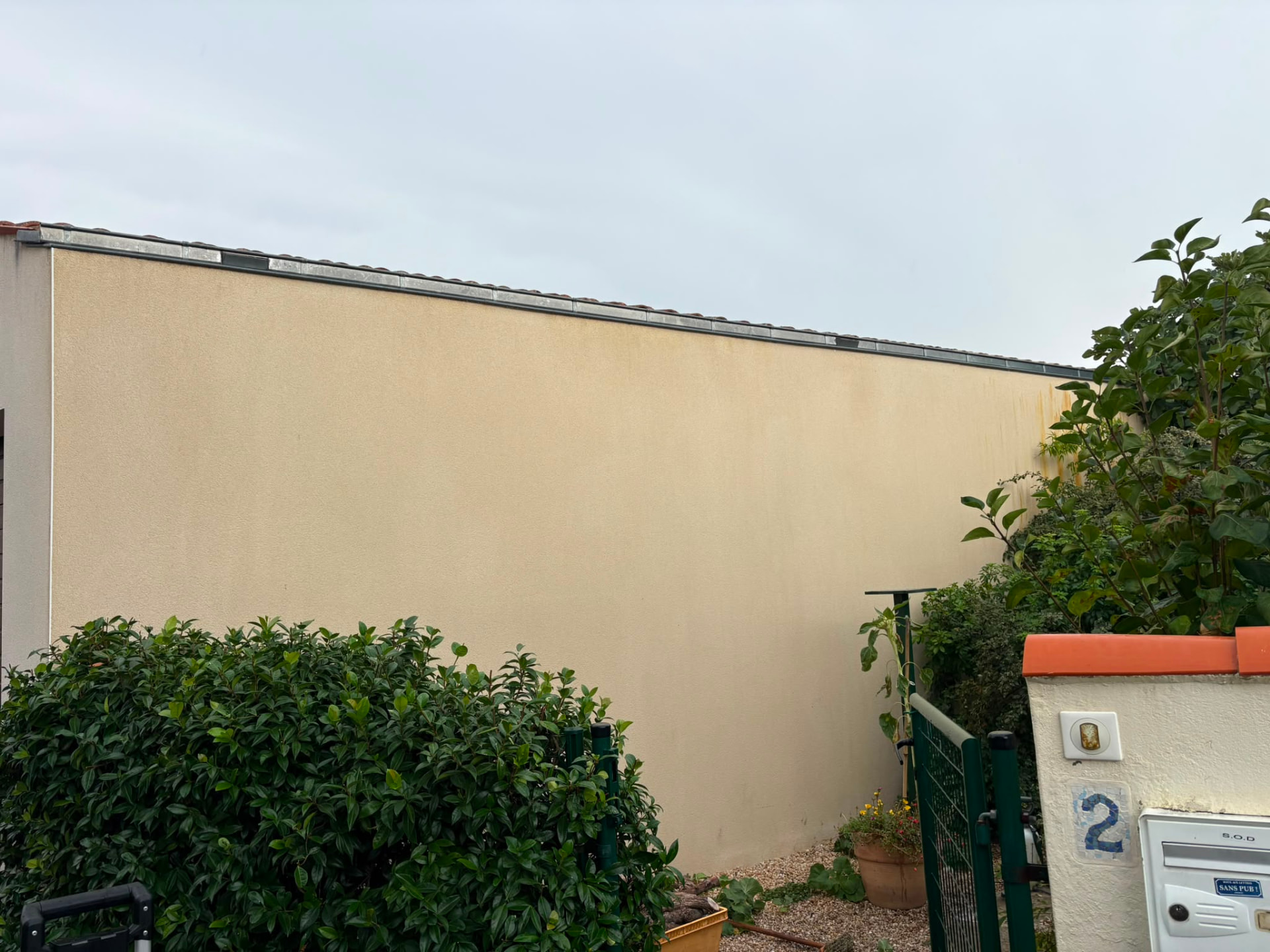 Pignon enduit ravivé après nettoyage de façade à Vernon par l'Entreprise Duval