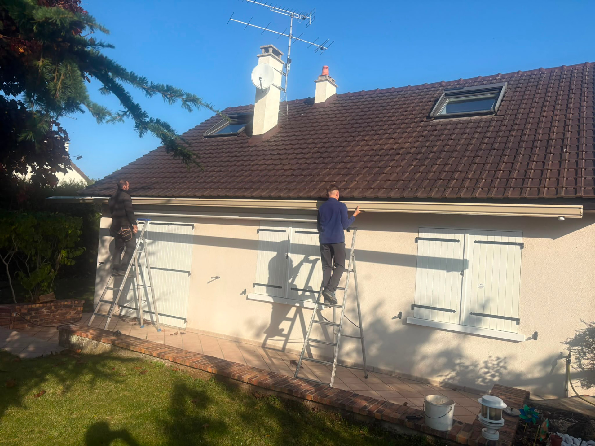 Pose de gouttières en aluminium sur une maison à Évreux par l'Entreprise Duval