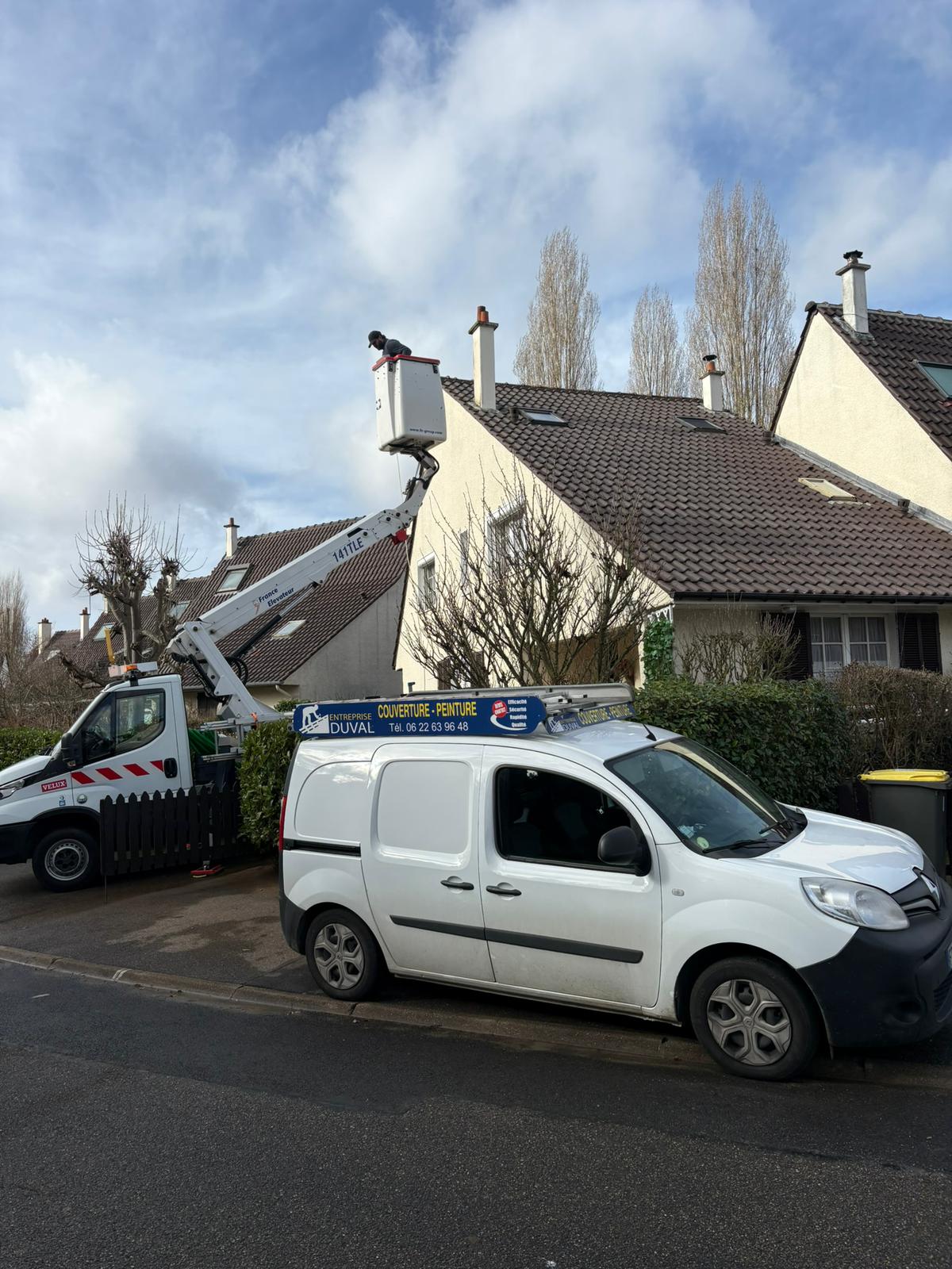 Nacelle de l'Entreprise Duval en recherche de fuite sur une toiture à Mantes-la-Jolie